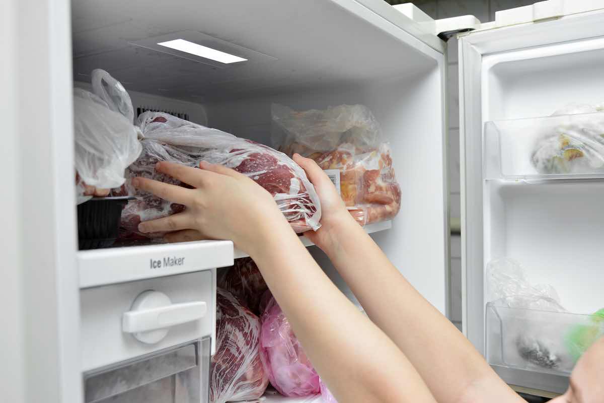 Cattivi odori nel freezer? Non sarà più un problema: il trucco definitivo