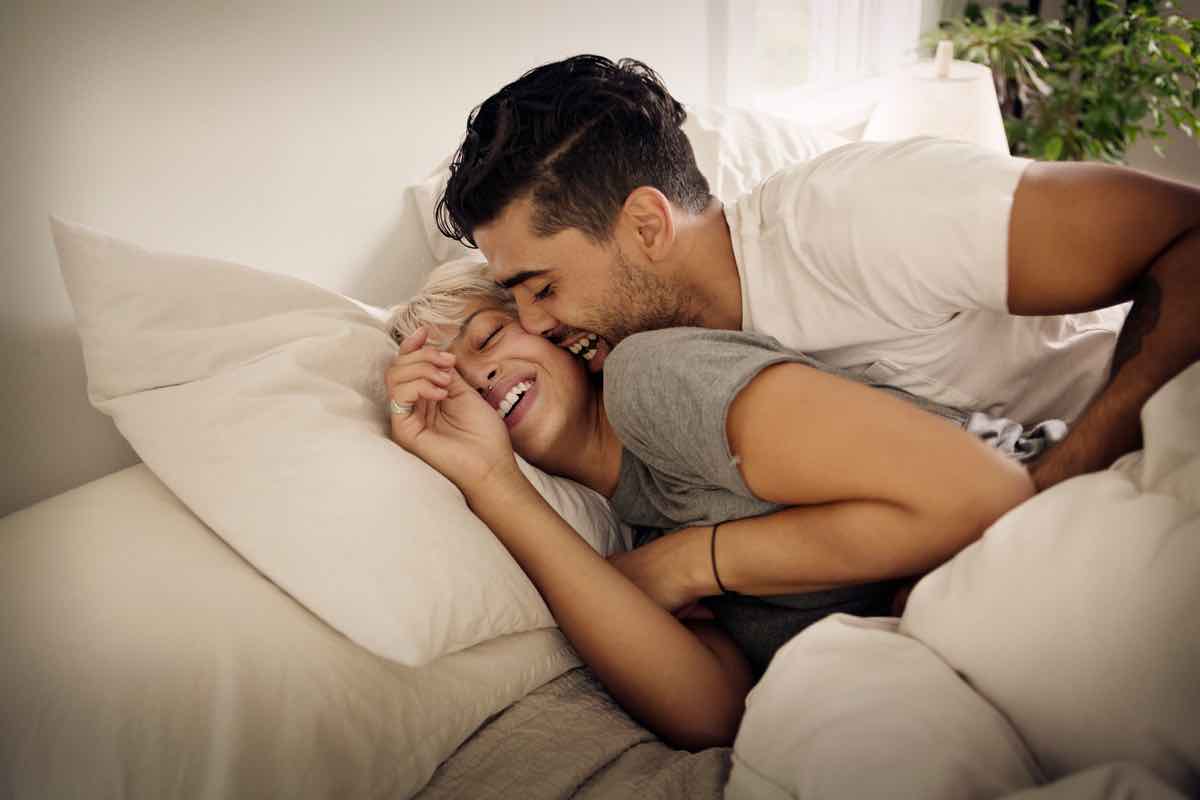 Dormire bene insieme è essenziale per la salute della coppia: a cosa fare attenzione, il parere degli esperti