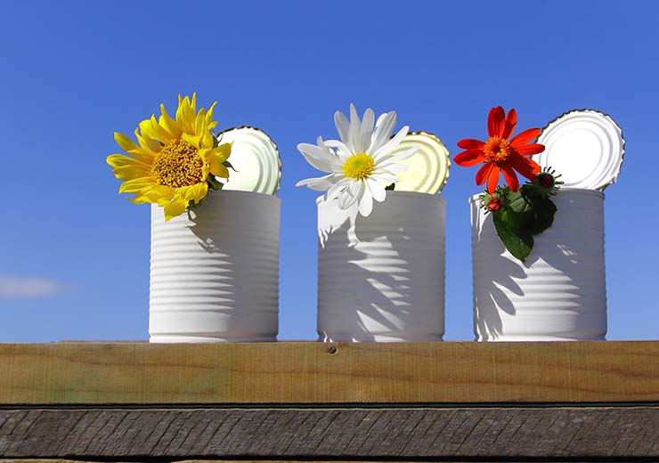 Riciclo creativo di lattine per fioriere da giardino