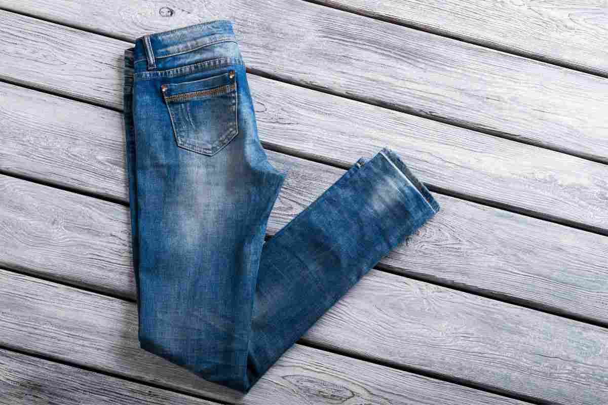 Come riporre i jeans nell’armadio? Fino ad ora hai sempre sbagliato: 3 modi infallibili per acquistare spazio