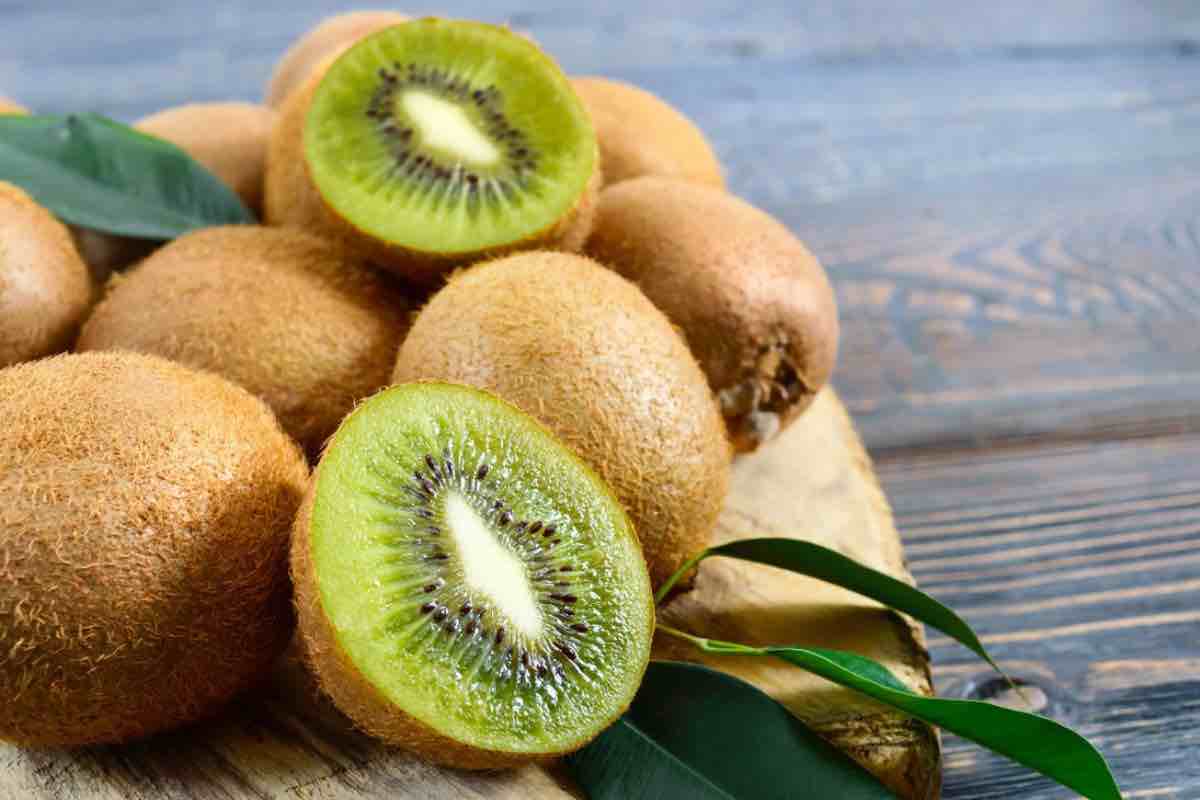 Non solo in cucina: ecco perché tutti stanno frullando il kiwi e aggiungendo questo ingrediente, il risultato è sorprendente