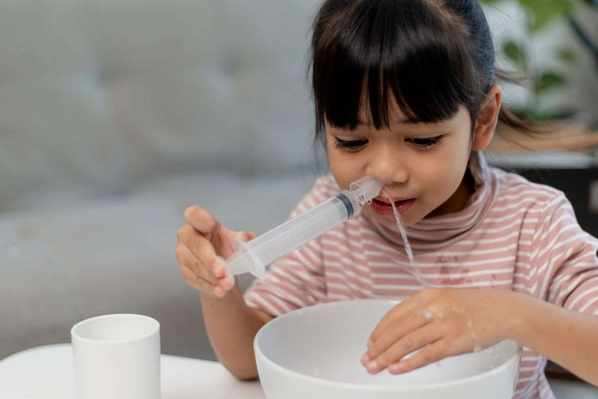 Bimbi e lavaggi nasali: a cosa servono, quanti ne occorrono e qual è il modo giusto di procedere