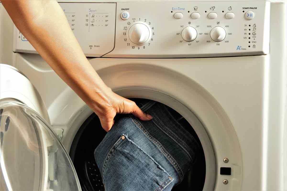 Jeans, è questa la temperatura giusta per la lavatrice: il tessuto rimarrà nuovo a lungo