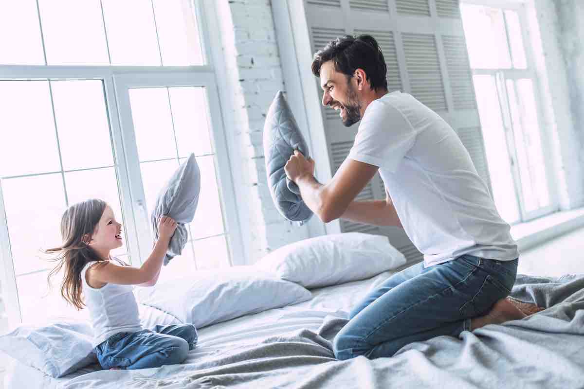Letto matrimoniale, il dubbio di molti: posizionarlo sotto la finestra sì o no? Cosa sapere per sonni sereni