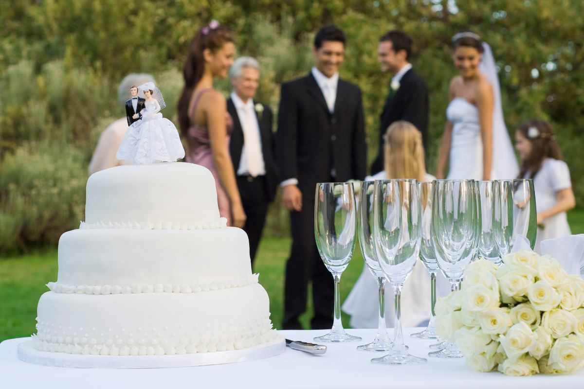 Invitata al matrimonio, non solo il bianco: c’è un altro colore che non si dovebbe indossare, ecco perché