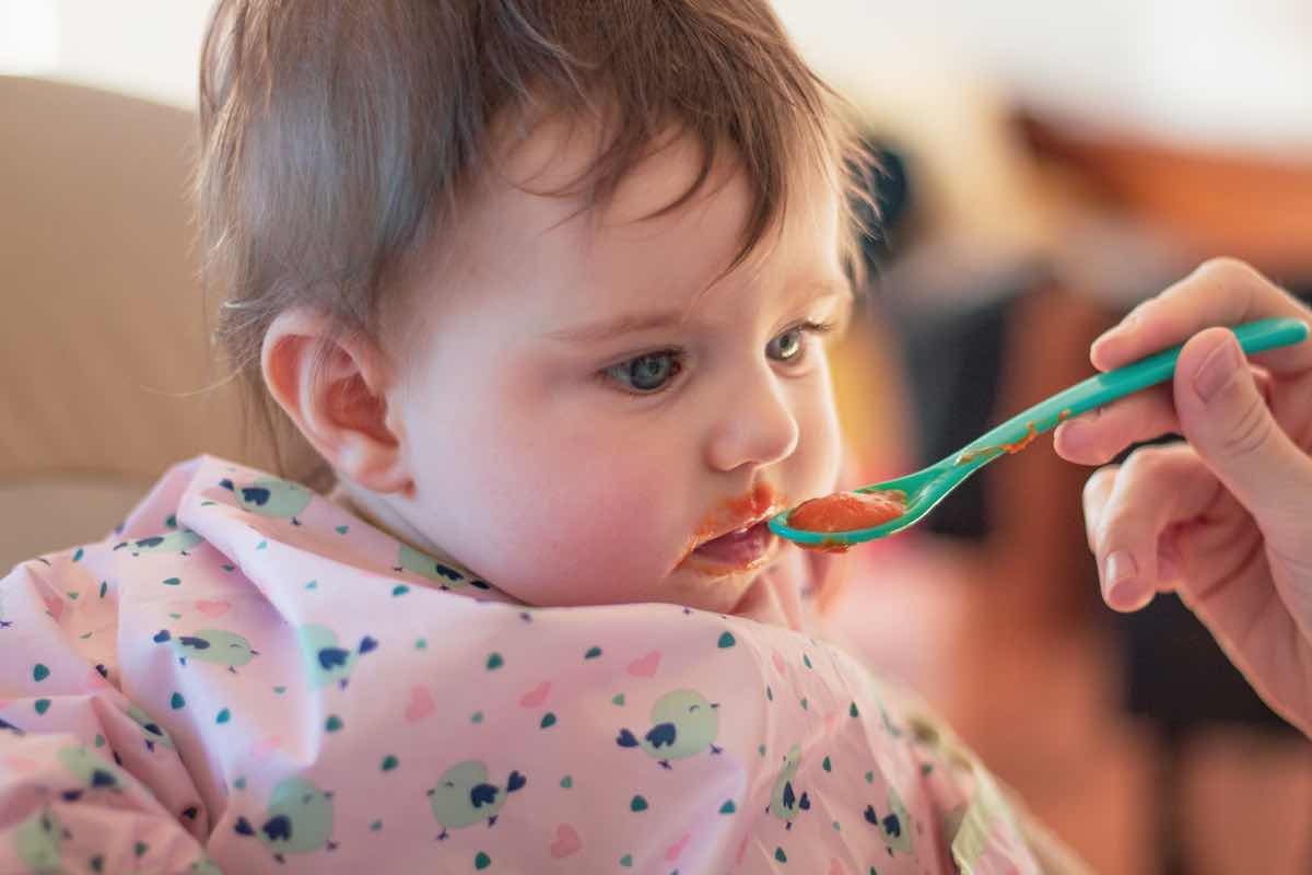 Bimbi e svezzamento, a cosa fare attenzione e quali errori evitare: cosa consiglia l’esperto