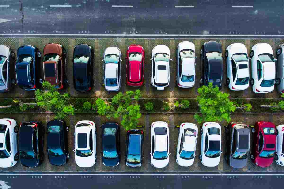 Il trucco per ritrovare l’auto dopo averla parcheggiata in un piazzale enorme: così saprete sempre la posizione esatta