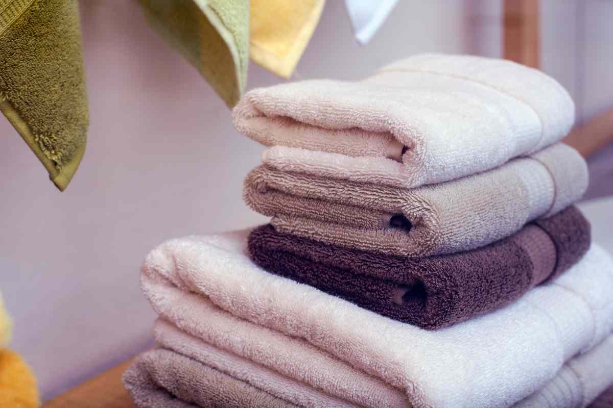 Capelli mossi utilizzando solo un asciugamano: in pochi secondi avrete una piega perfetta senza stressare la fibra