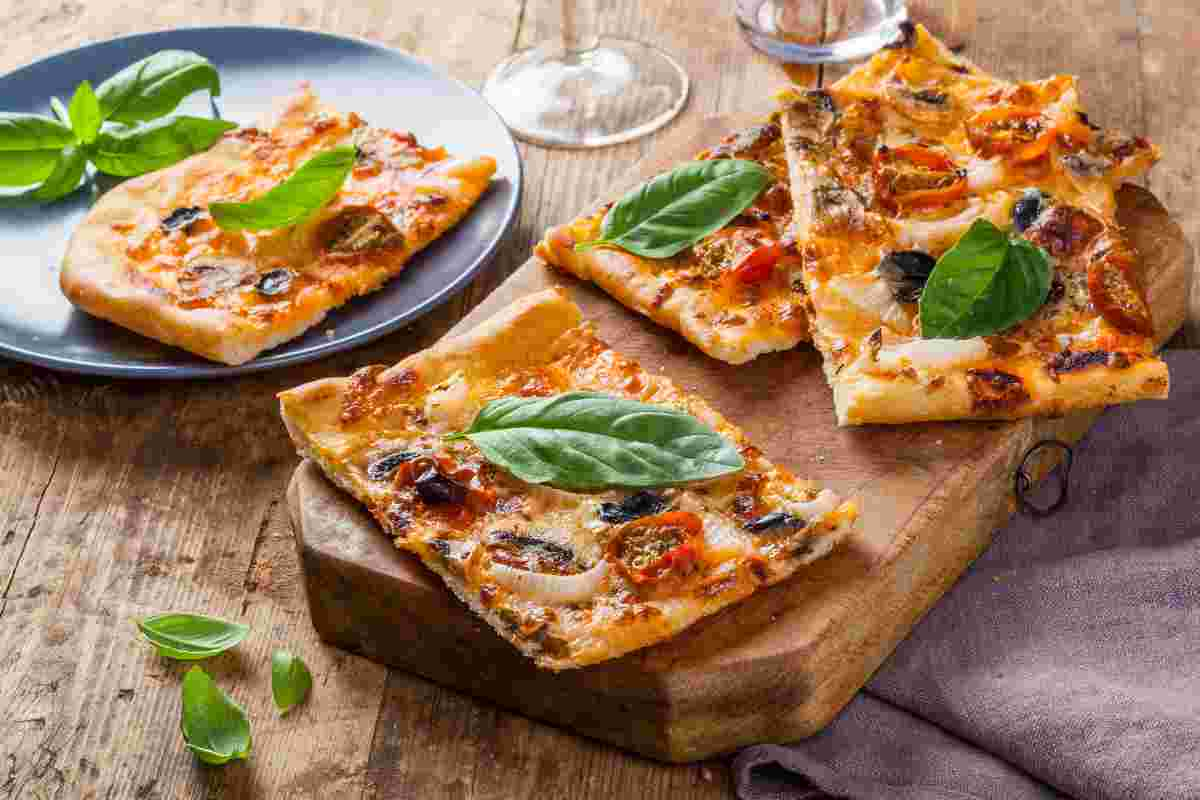 Pizza croccante e sottile anche a casa? La ricetta che ti fa venire l’acquolina in bocca