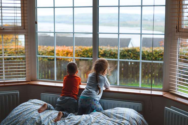 Letto matrimoniale sotto la finestra: cosa sapere per dormire sonni sereni