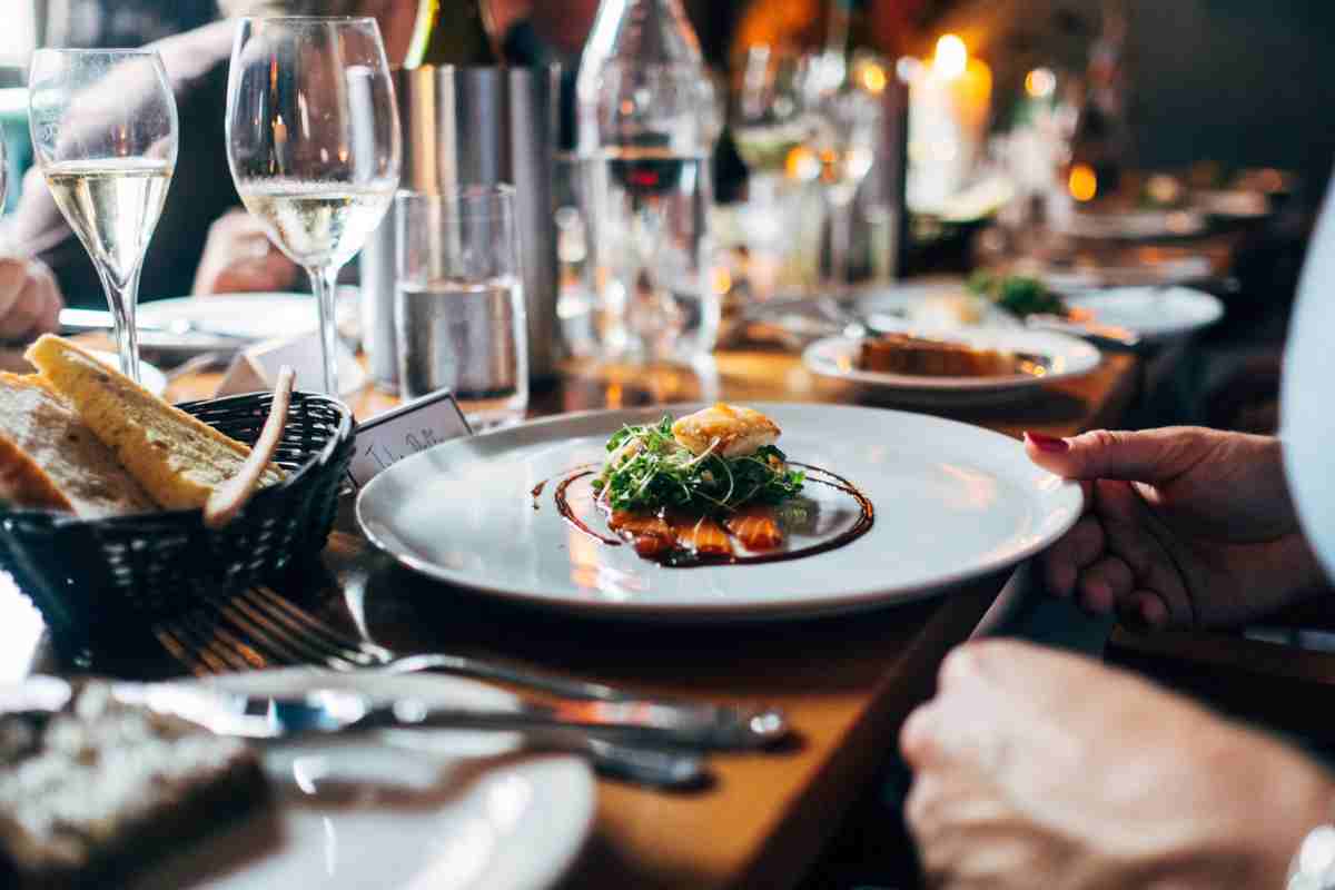 Come scegliere un buon ristorante: 10 cose da osservare attentamente, così eviti brutte sorprese