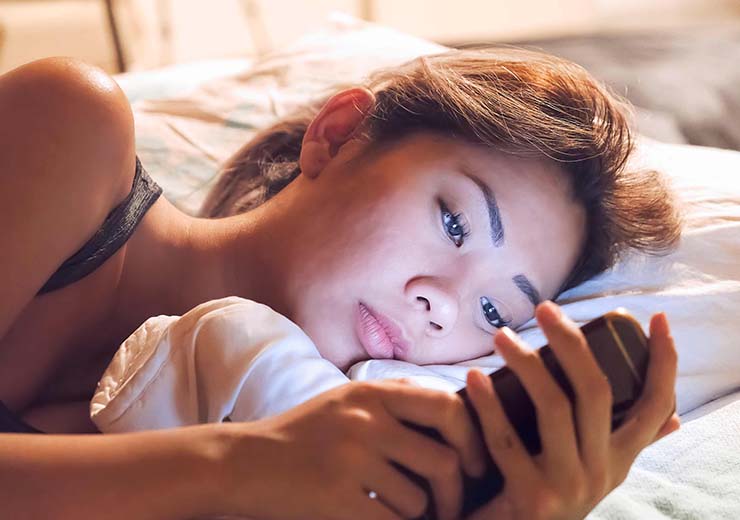 Evitare l'uso del cellulare prima di dormire per riposare bene