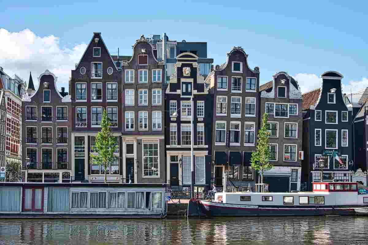 Amsterdam passa all’incasso: ecco perché andare nella Capitale olandese adesso costerà di più
