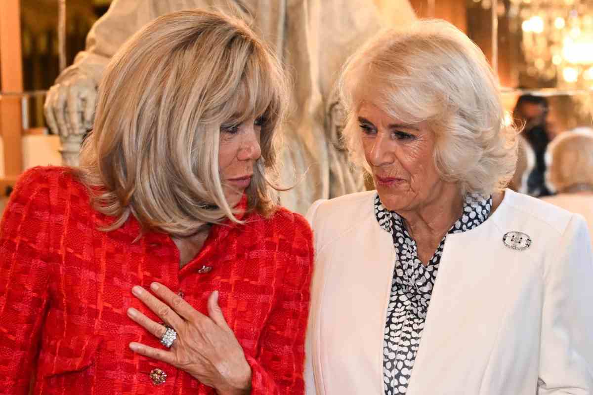 La Regina Camilla e la sfida a ping pong con Brigitte Macron: l’ammonizione ai fotografi che nessuno si aspettava