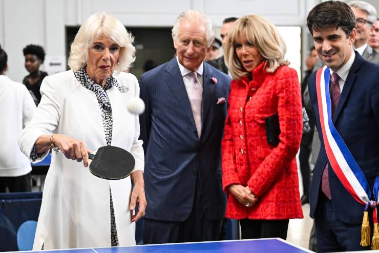 Partita di ping pong tra Camilla e Brigitte Macron