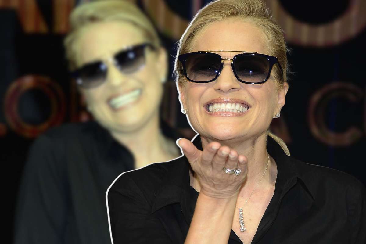 Heather Parisi regina di stile Il tutorial “No Hair Day”: come viene utilizzato il foulard tra i capelli