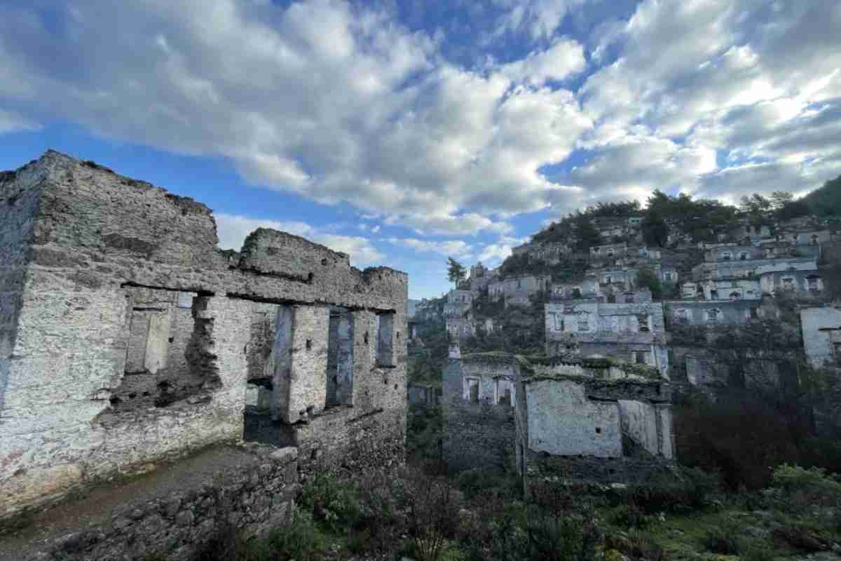 Una città fantasma in un famoso luogo di villeggiatura: una meta da brivido per una vacanza alternativa