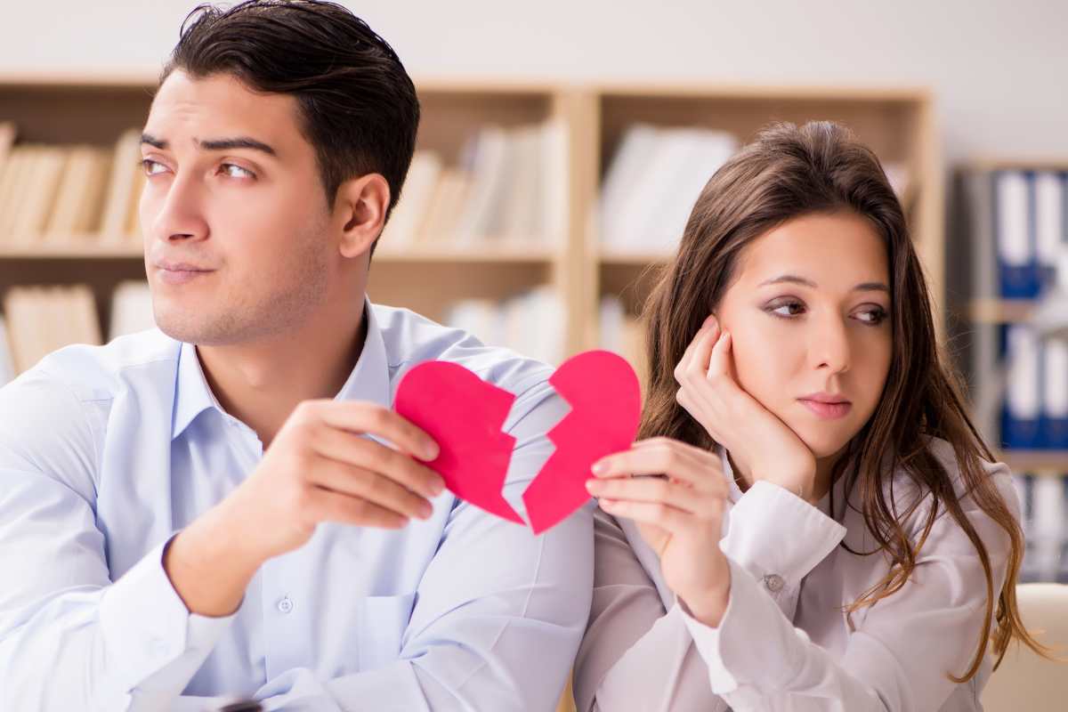 Si deve subito lasciare il partner se ci sono questi 10 segnali: gli psicologi mettono in guardia