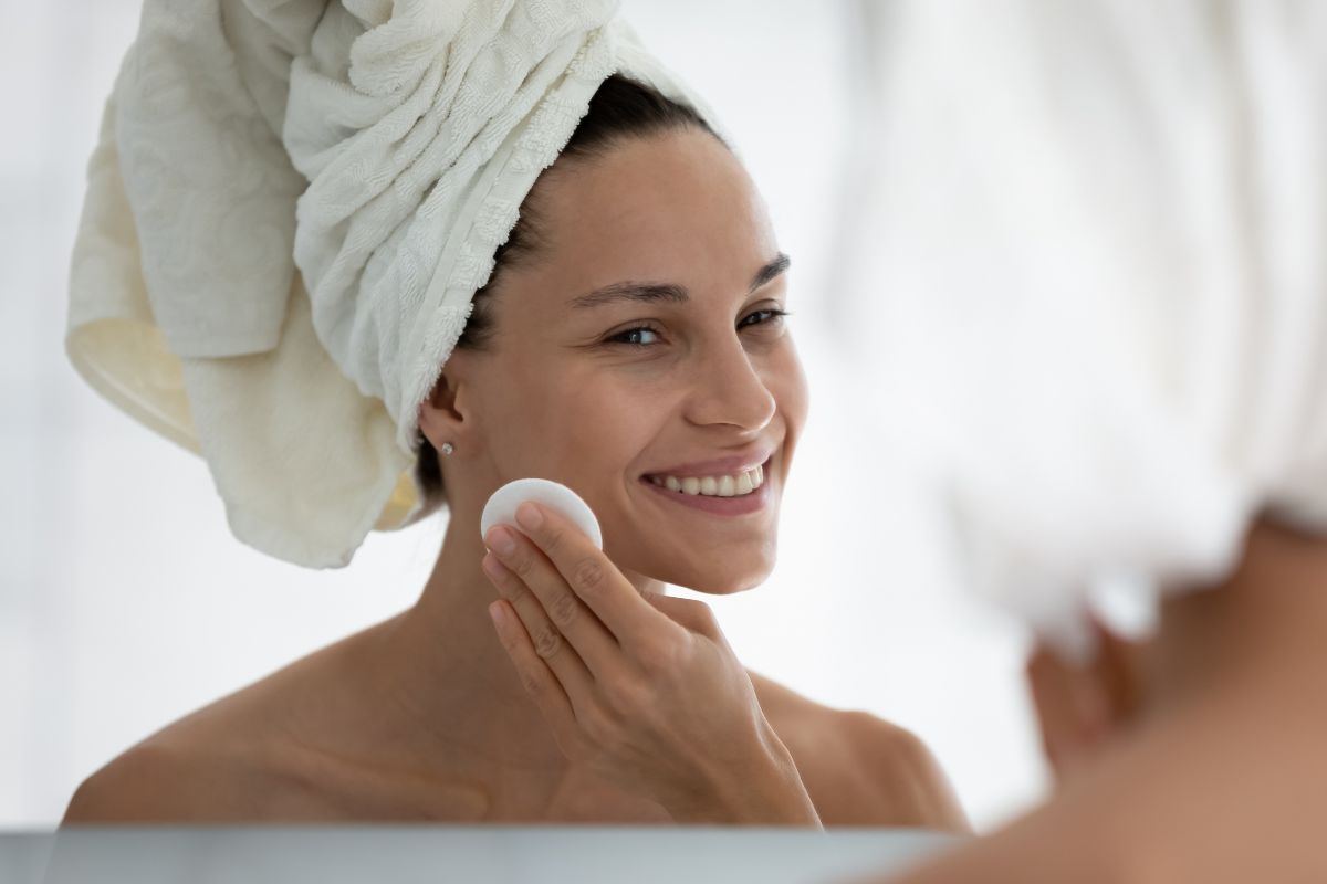 Pelle liscia e priva d’impurità: i consigli per prendersene cura e migliorarne l’aspetto