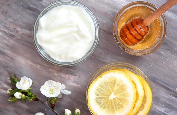 Yogurt, miele e limone contro i punti neri