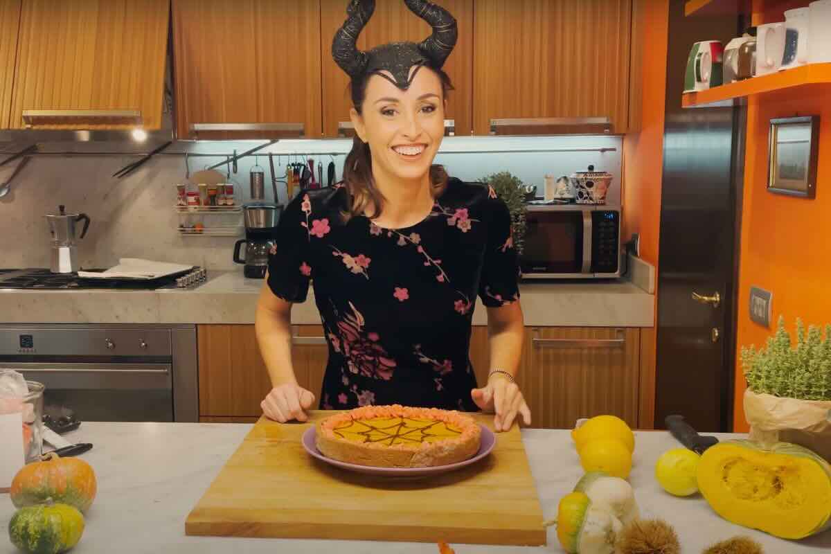 Benedetta Parodi diventa “Maleficent” per preparare la crostata di zucca irresistibile a tema Halloween