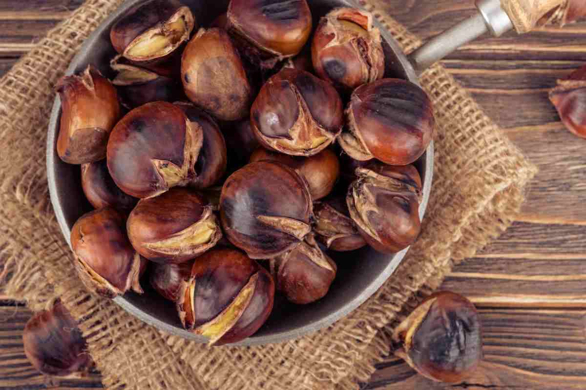 Castagne croccanti fuori e morbide dentro: senza forno e padella, ma come? Trucco pazzesco