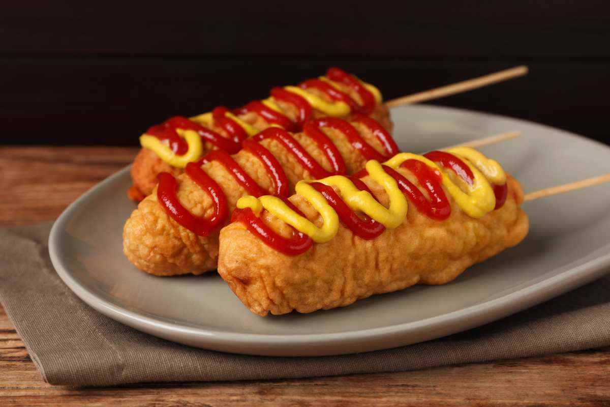 Di sicuro farai felici i bambini: prepariamo insieme i ‘corn dog’, un secondo delizioso e che mette allegria