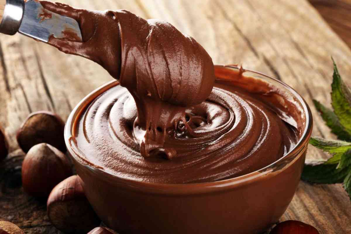 Mamma che buona la Nutella fatta in casa: identica all’originale, ma con ingredienti sani. Perfetta per i bimbi