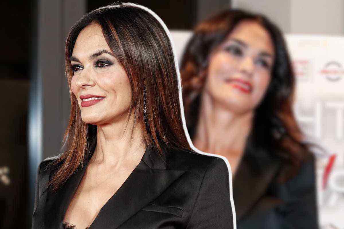 Il taping effetto botox, il trucco anti-rughe di Maria Grazia Cucinotta: il segreto di bellezza