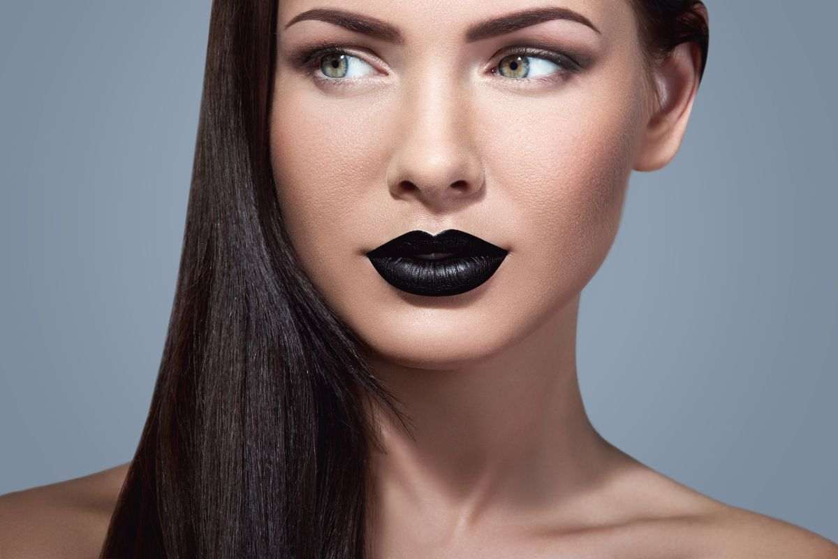 È il nuovo must have del make-up autunnale: il rossetto nero è per tutte le donne dark che vogliono far paura
