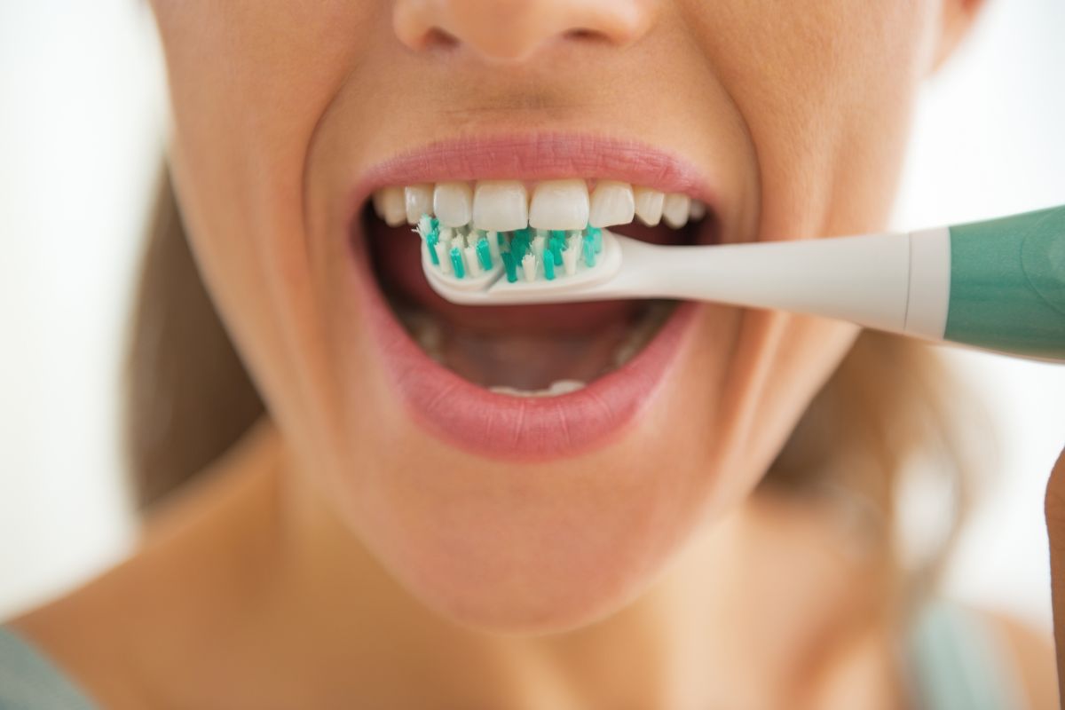 Non lavarti mai i denti dopo che hai mangiato questi cibi: rischi di fare peggio