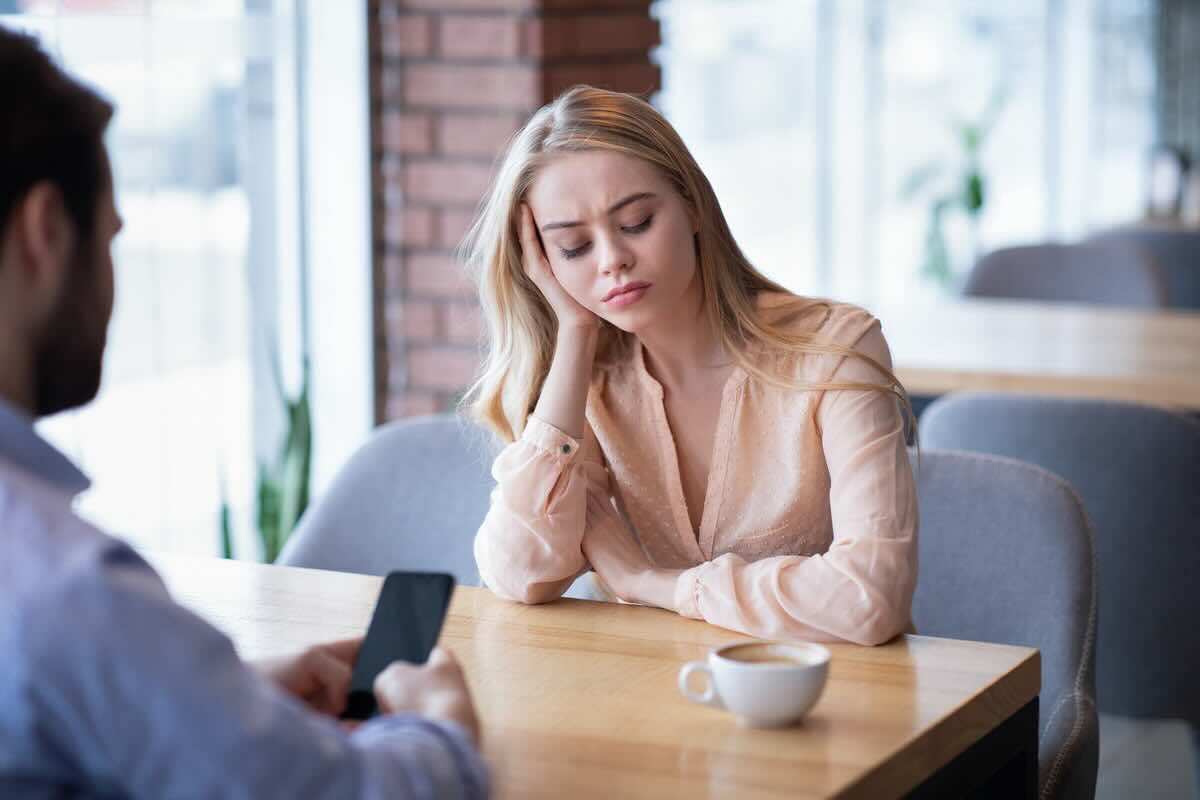 Le relazioni di coppia vengono distrutte dal phubbing e quando te ne accorgi è troppo tardi