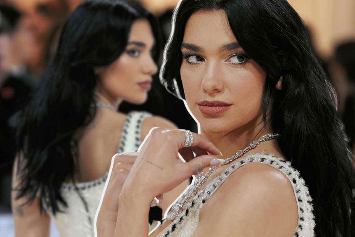 Dua Lipa, cancella tutte le foto su Instagram e cambia look: dal nero corvino al rosso fiammante