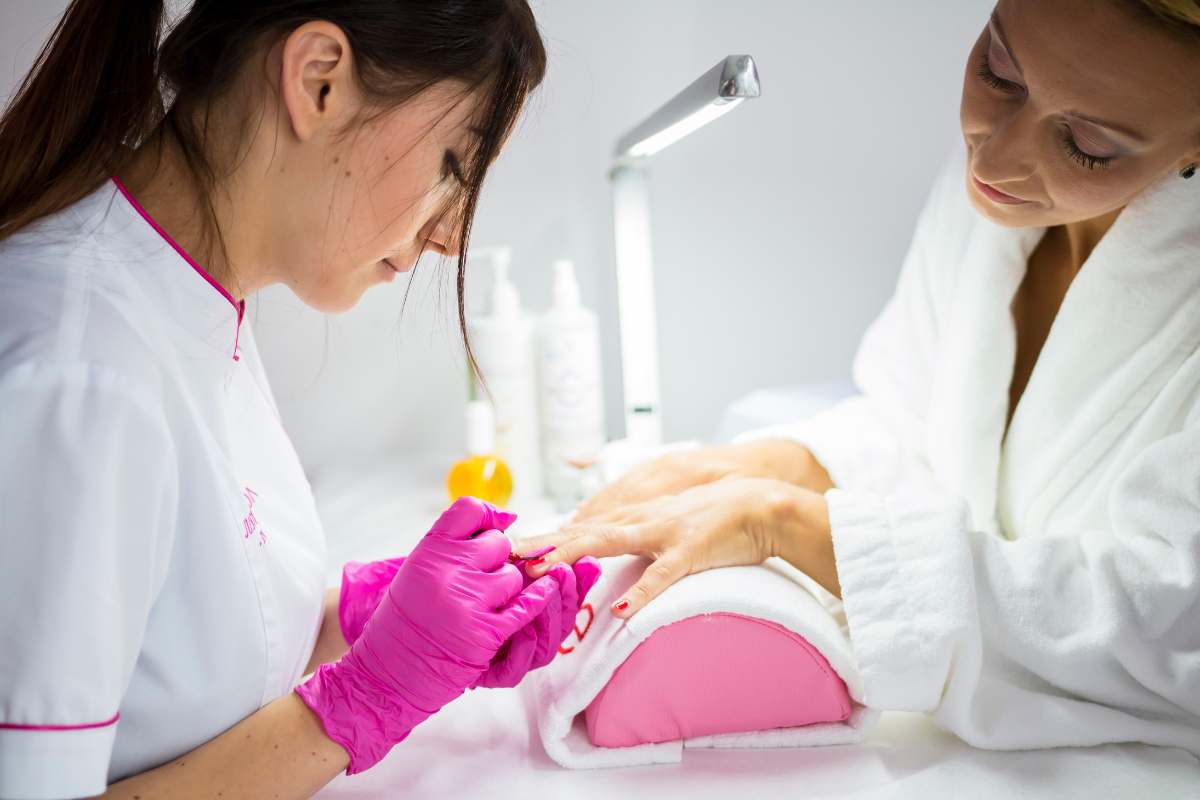 Lezioni gratuite per imparare la ricostruzione unghie, manicure o pedicure: fai di una passione una professione