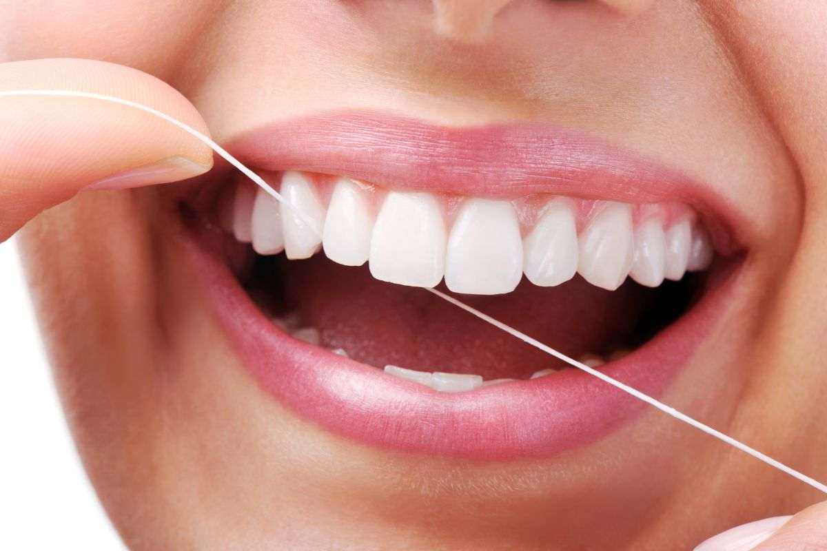 Filo interdenatale o forcella: ecco le differenze e gli usi spiegati da una dentista
