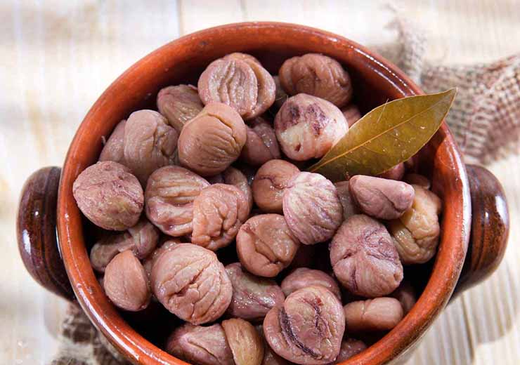 Castagne bollite per creare il gelato autunnale per eccellenza