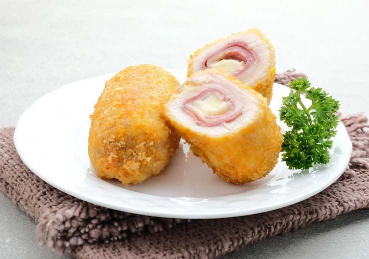 Davvero deliziosi questi involtini di pollo in friggitrice ad aria: con la ricetta di Benedetta salvi la tua cena in 5 minuti