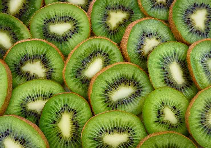 I benefici e i rischi legati al consumo di kiwi