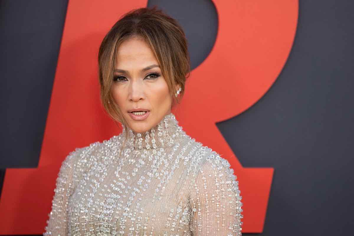 Makeup viso, il tutorial di Jennifer Lopez per una base perfetta: contouring leggero e pelle luminosa, sta bene a tutte