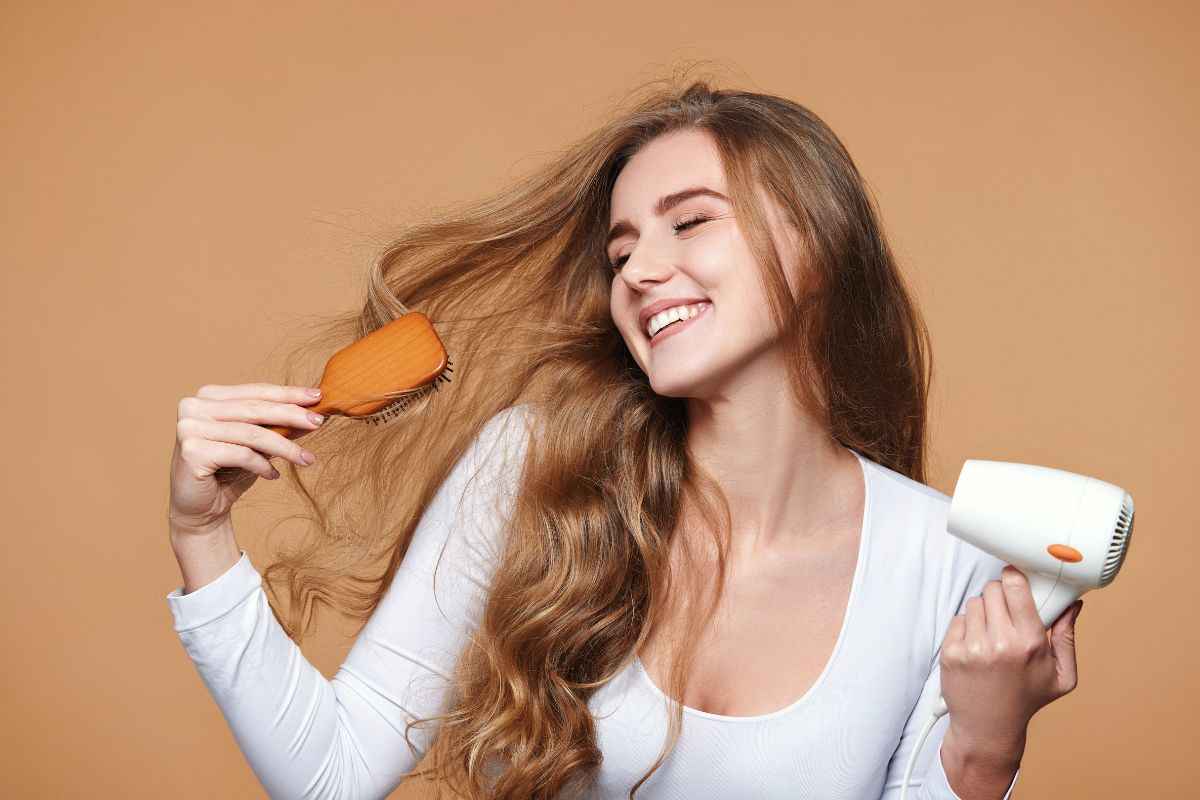 ragazza che asciuga capelli