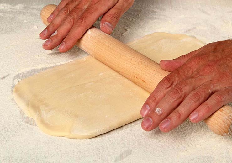 Spianare la pasta sfoglia con un mattarello