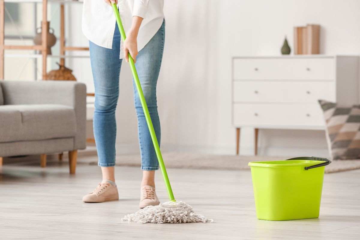 Devi assolutamente mischiare questi ingredienti e poi usarli per lavare il pavimento: il profumo non va più via