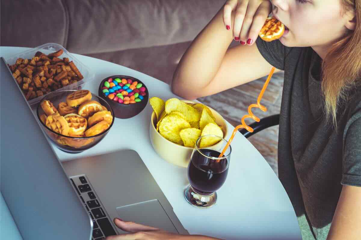 Junk food, un fenomeno sempre più allarmante: di cosa si tratta e quali sono i suoi effetti