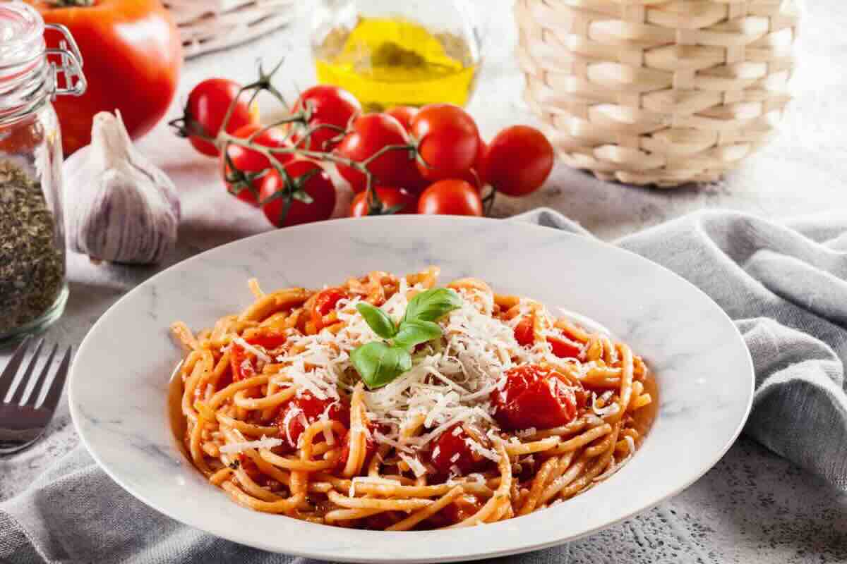 Pasta al pomodoro? Niente affatto: meglio gli spaghetti con crema di pomodorini: velocissimi e squisiti