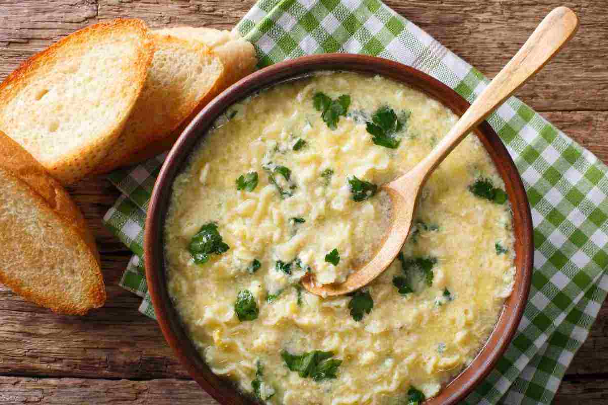 Altro che brodo vegetale: con i primi freddi c’è bisogno della stracciatella. Un primo unico e dal sapore divino