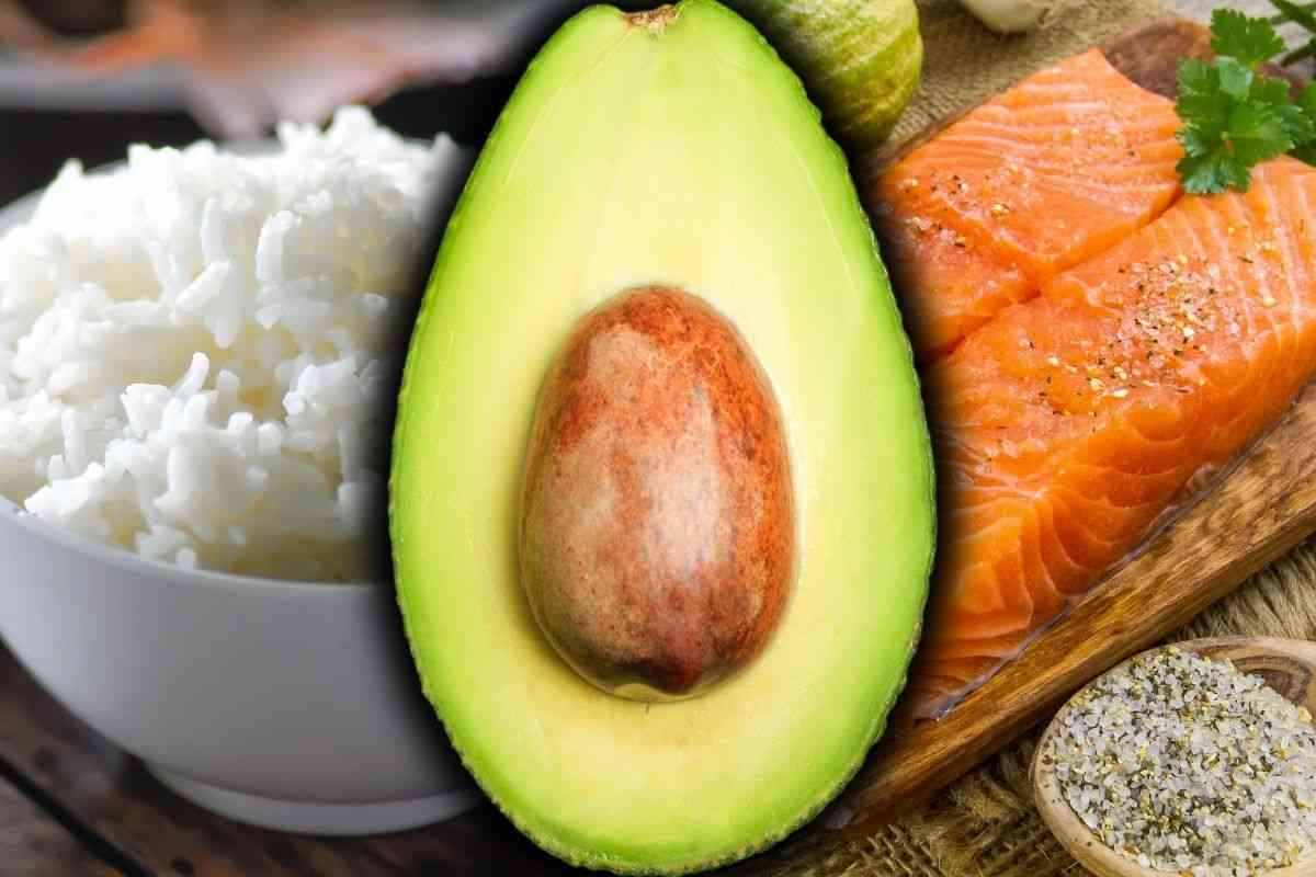 Riso alla curcuma, salmone e avocado: per una pausa pranzo fit (ma gustosa)