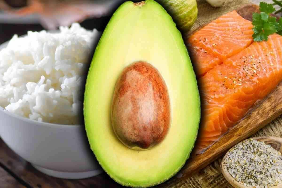 Riso alla curcuma, salmone e avocado: per una pausa pranzo fit (ma gustosa)