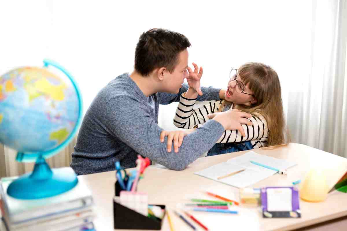 Bambini che dicono le parolacce: come reagire e farli smettere | I consigli dell’esperta