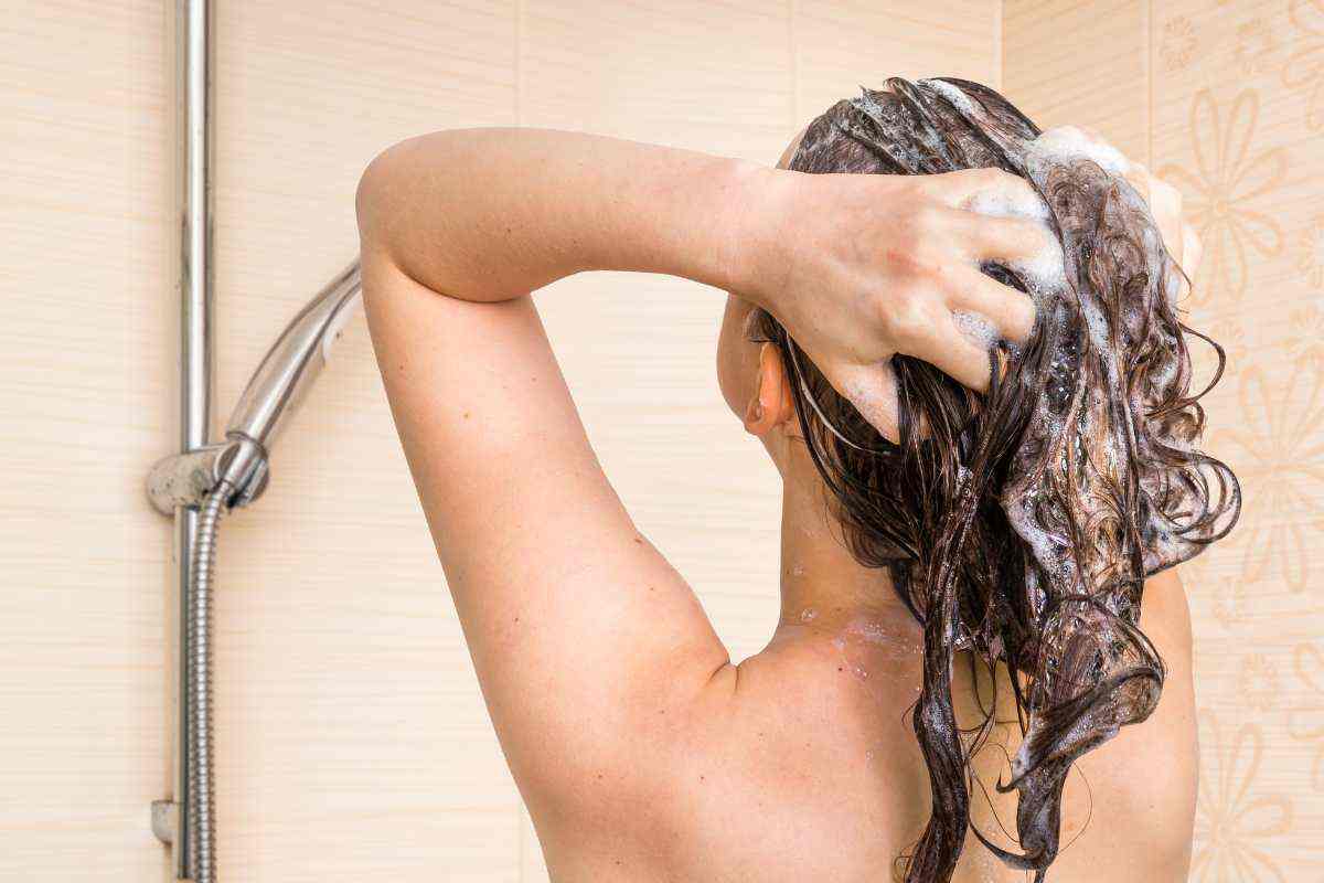 Come fare il risciacquo acido per i capelli in casa: tutti i benefici di questo trattamento naturale