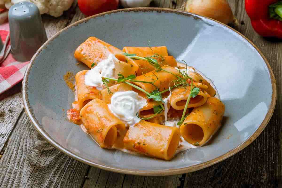 Paccheri ricotta e gamberi, esplosione di sapore in vista delle feste: conquistano proprio tutti